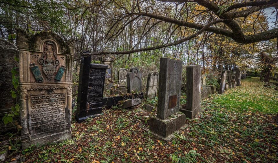 Cimitirul evreiesc din Rădăuți va fi integrat într-un circuit turistic despre istoria orașului