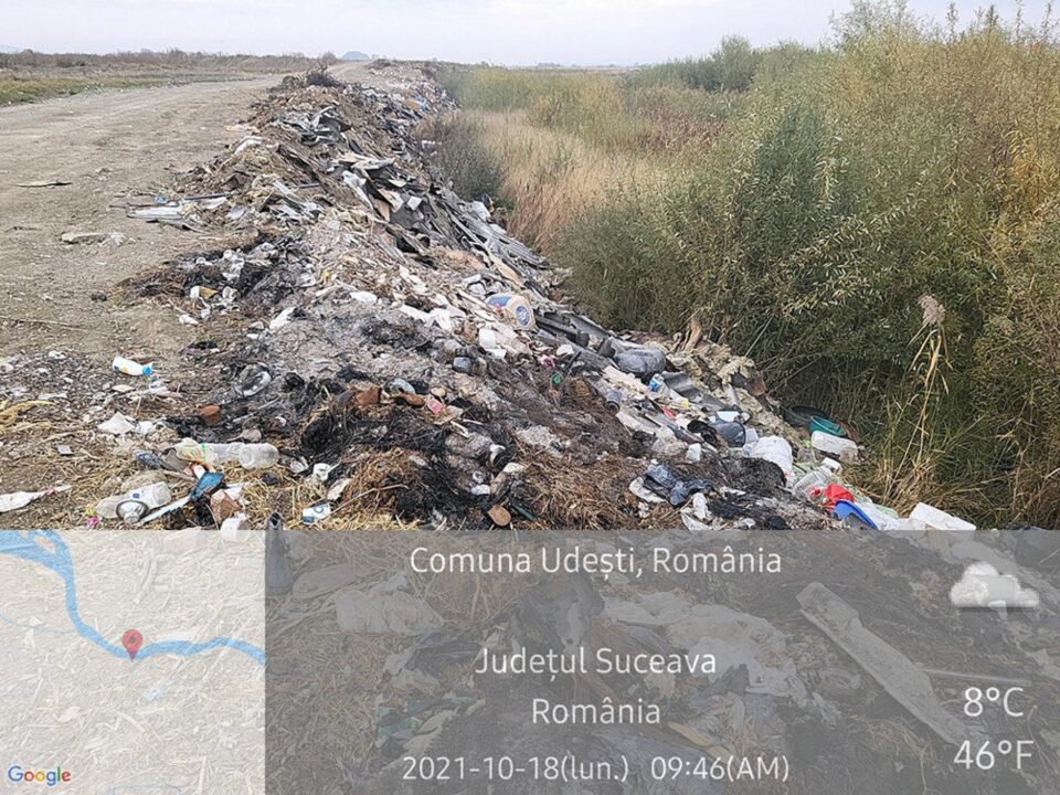 Deșeuri menajare și reciclabile, parțial incendiate, găsite la fața locului