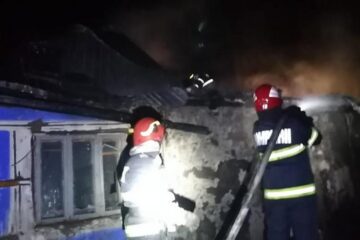Casă distrusă de un incendiu izbucnit în noapte