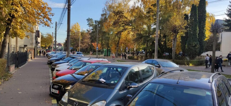 Locurile de parcare de pe cinci străzi din Suceava devin cu plată de astăzi