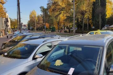 Locurile de parcare de pe strada Universității și alte patru străzi din Suceava au devenit cu plată