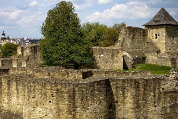 Cetatea de Scaun a Sucevei va găzdui a patra dezbatere publică națională „Turismul Românesc: Între impas și oportunitate”