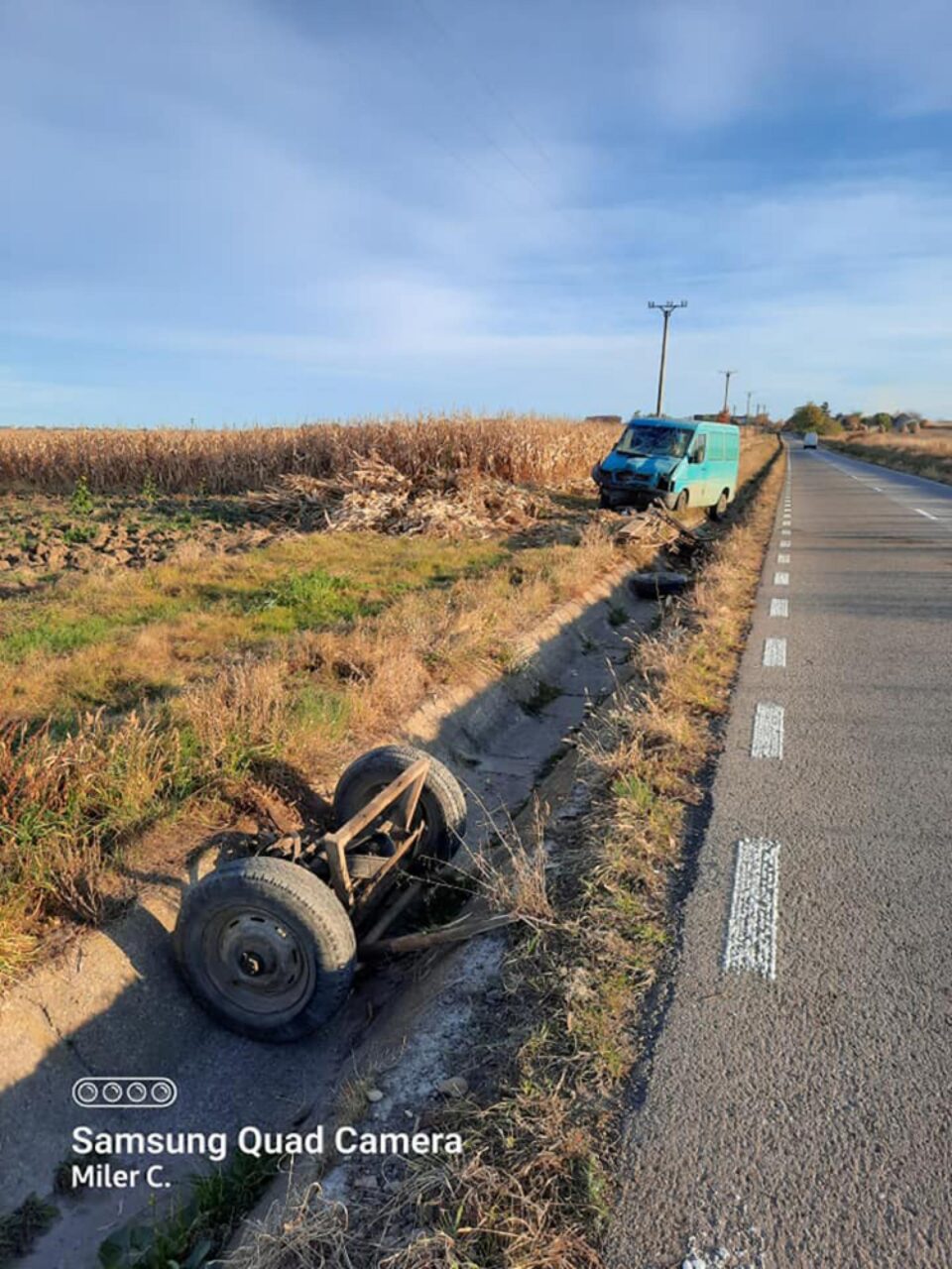 Impactul a fost violent, iar căruța făcută bucăți