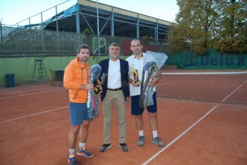 Arbitrul FRT Cristi Dușa, încadrat de finaliștii Categoriei Elită +40