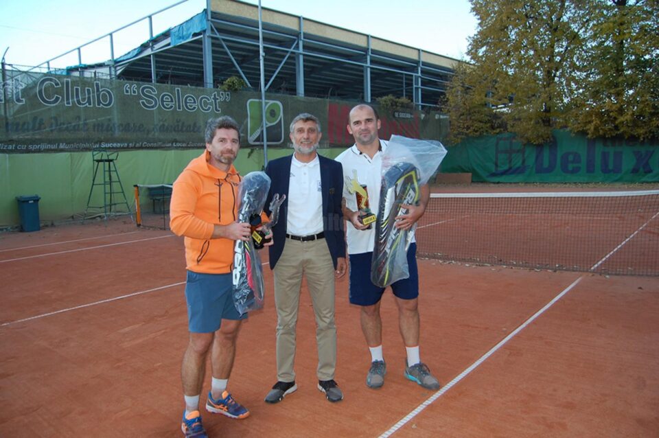 Arbitrul FRT Cristi Dușa, încadrat de finaliștii Categoriei Elită +40