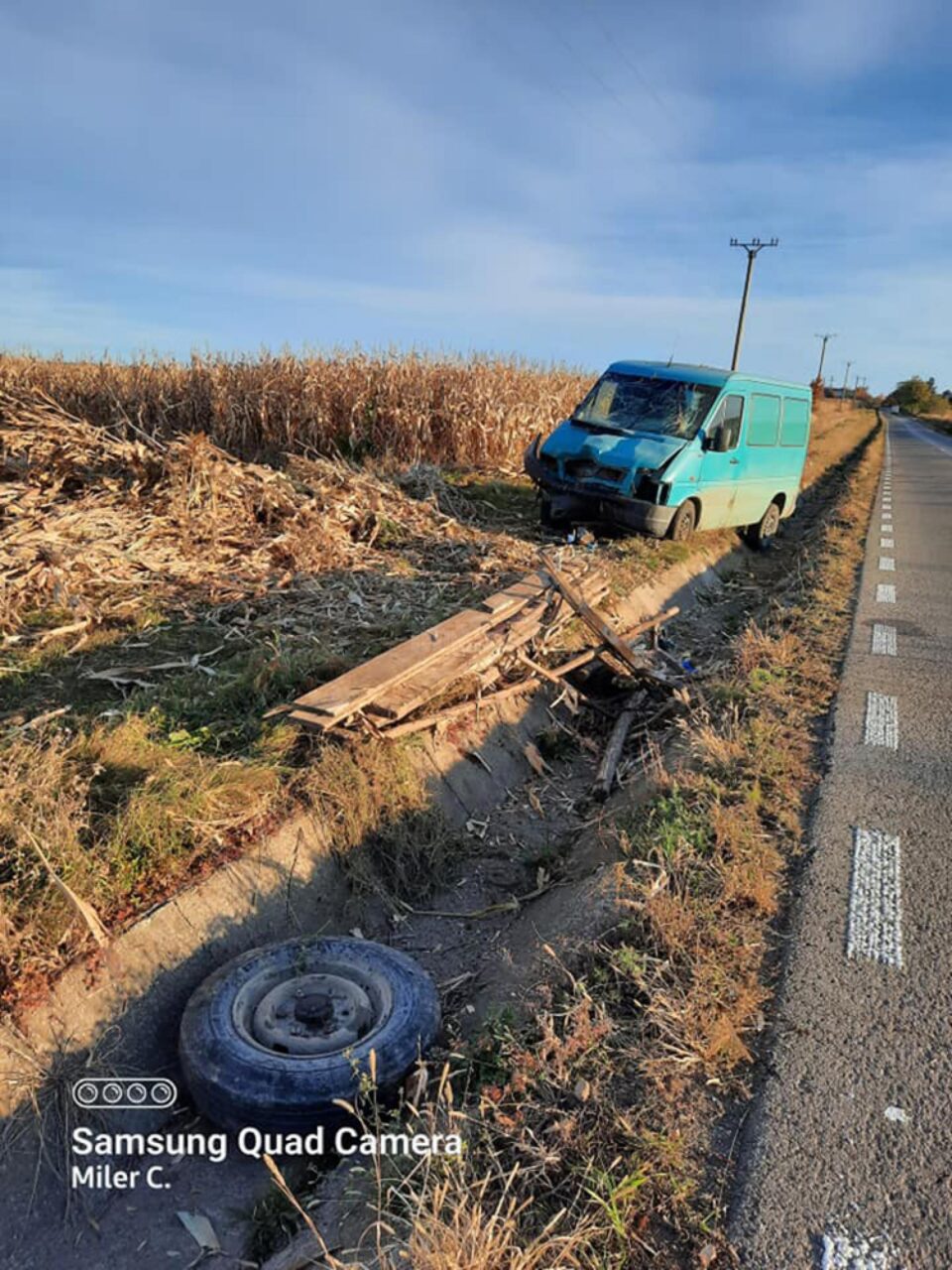 Impactul a fost violent, iar căruța făcută bucăți