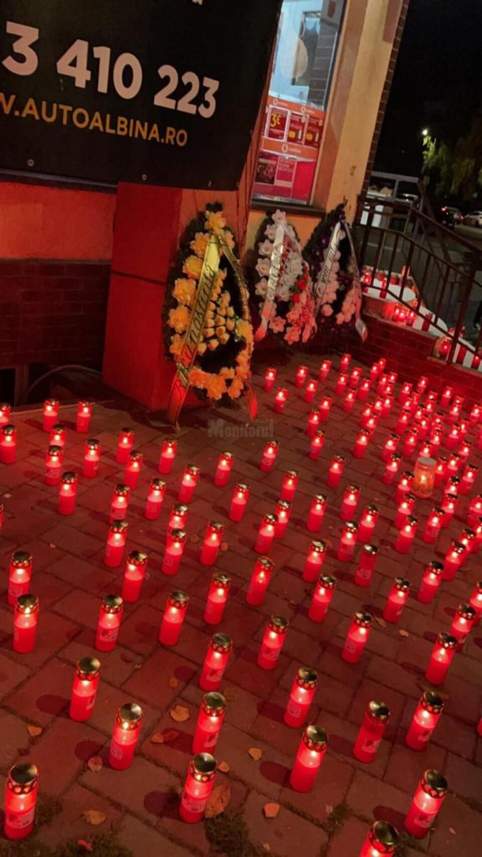 candele si coroane de flori in memoria lui Viorel Florea
