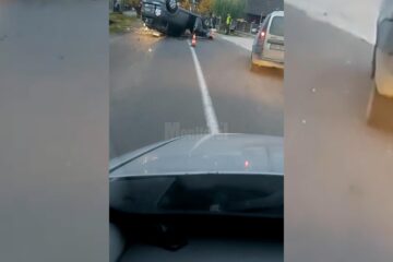 Mașina răsturnată la Laura-Vicovu de Sus