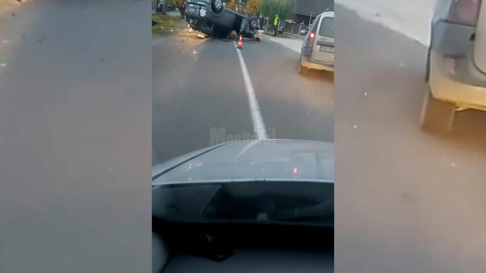 Mașina răsturnată la Laura-Vicovu de Sus