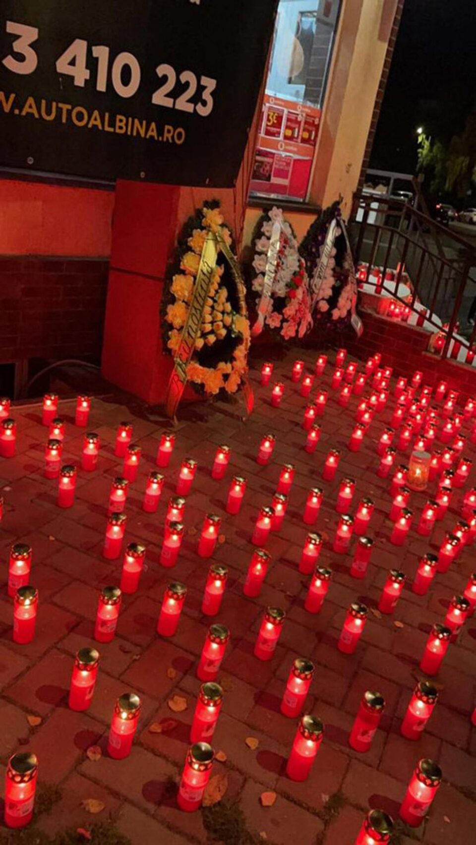 Candele și coroane în fața magazinului