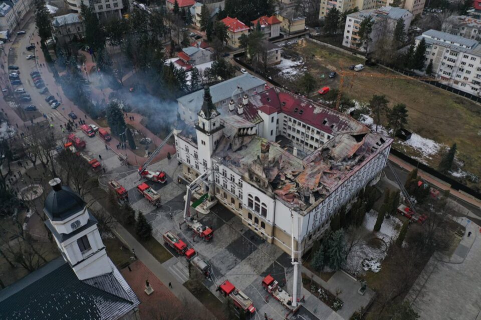 Un puternic incendiu a avariat parțial clădirea monument istoric a Palatului Administrativ Un puternic incendiu a avariat parțial clădirea monument istoric a Palatului Administrativ
