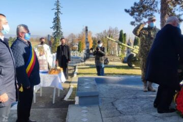 Ziua Armatei Române, marcată prin depunerea de coroane de flori la Monumentul Eroilor