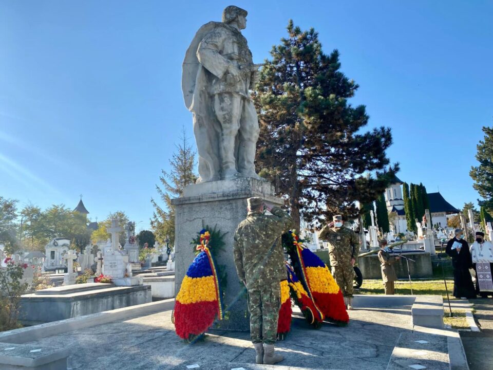 Ziua Armatei Române, marcată prin depunerea de coroane de flori la Monumentul Eroilor