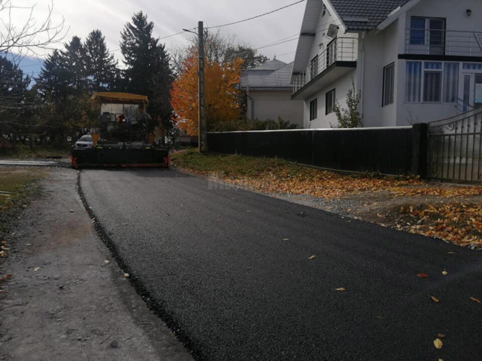 Asfaltul devine realitate stradă după stradă, în comuna Moara