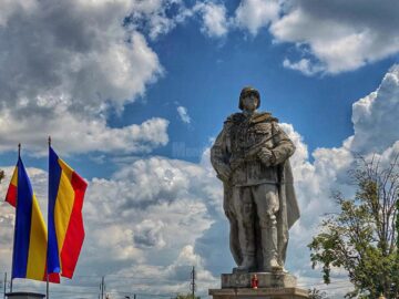 Ziua Armatei Române, marcată prin depunerea de coroane de flori la Monumentul Eroilor