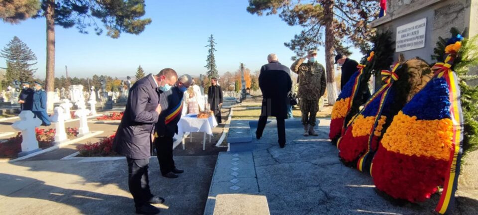 Ziua Armatei Române, marcată la Suceava prin depunerea de coroane de flori la Monumentul Eroilor Ziua Armatei Române, marcată la Suceava prin depunerea de coroane de flori la Monumentul Eroilor