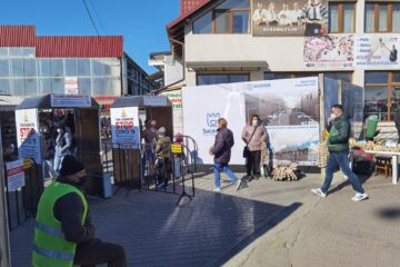 Bazarul Sucevei, “lovit” de noua lege privind accesul doar cu certificat verde