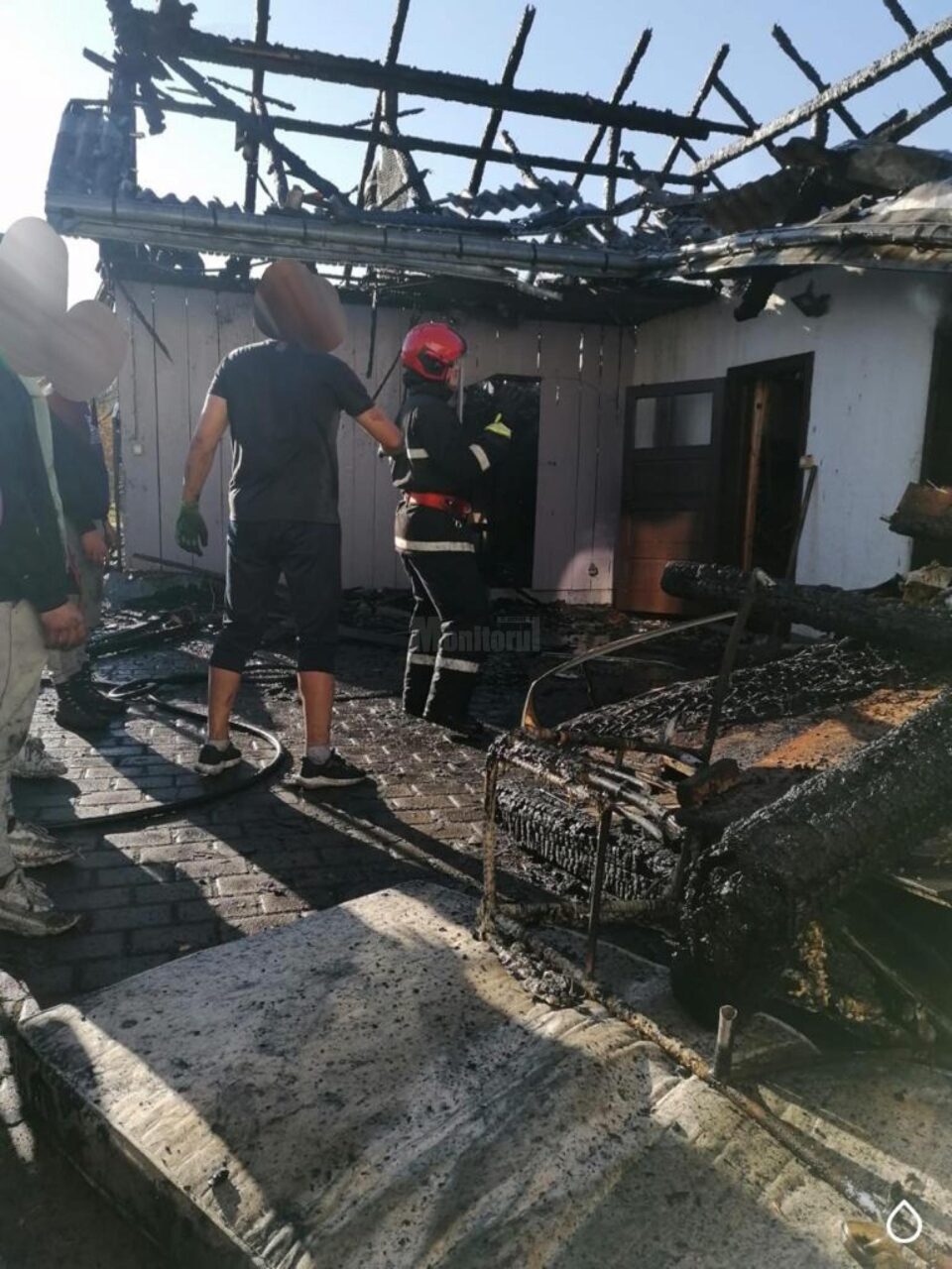 Incendiu puternic, stins de pompieri înainte de a cuprinde și o casă