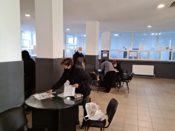 Persoanele fără certificat verde sau test nu pot intra în instituțiile publice