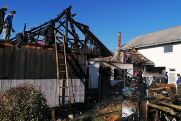 Incendiu puternic, stins de pompieri înainte de a cuprinde și o casă