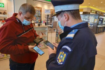 Polițiști și jandarmi verifică certificatele verzi în malluri