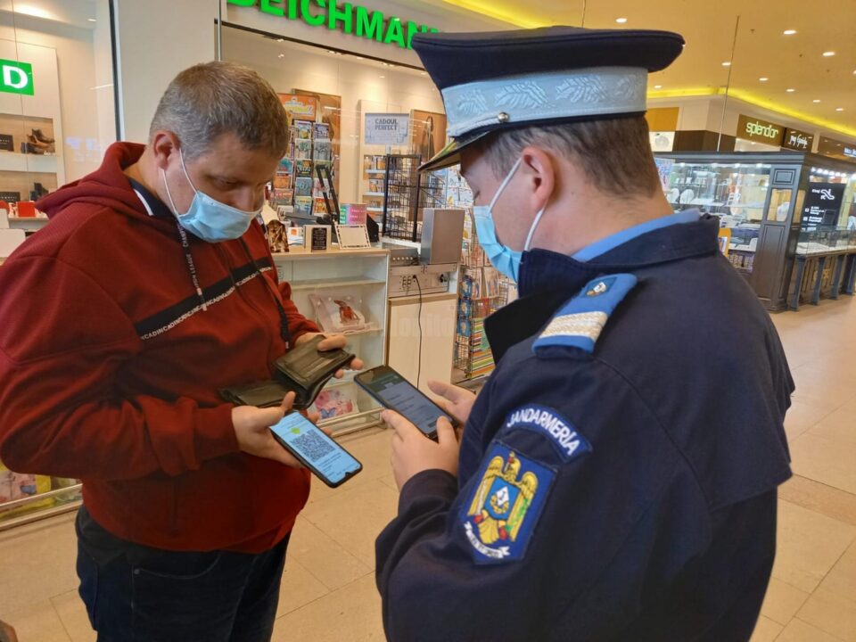 Polițiști și jandarmi verifică certificatele verzi în malluri