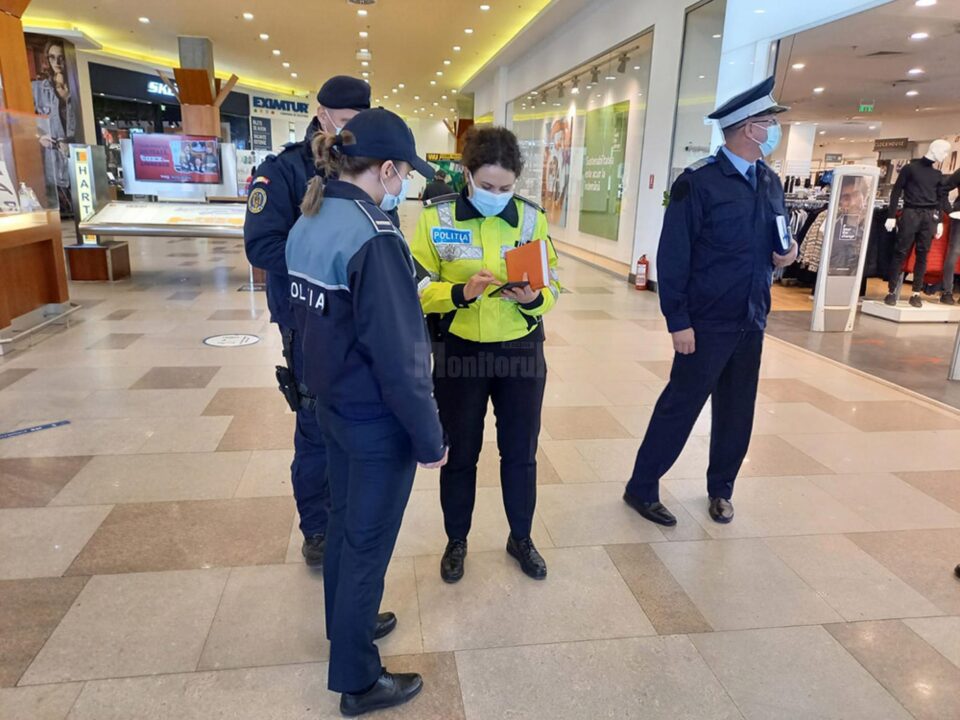 Polițiști și jandarmi verifică certificatele verzi în malluri