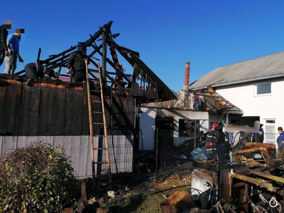 Incendiu puternic, stins de pompieri înainte de a cuprinde și o casă