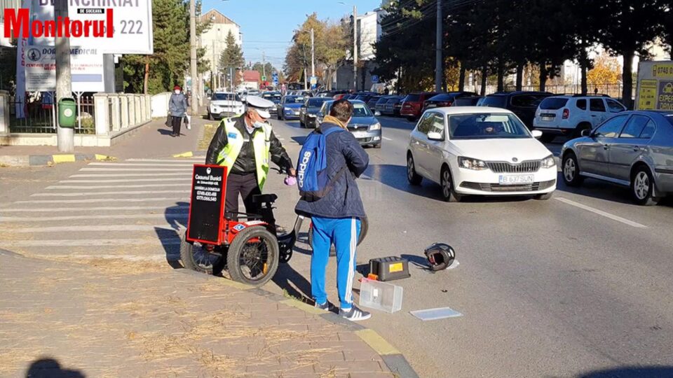 Tânăr cu handicap, care face livrări la domiciliu, acroșat de o șoferiță care nu i-a dat prioritate