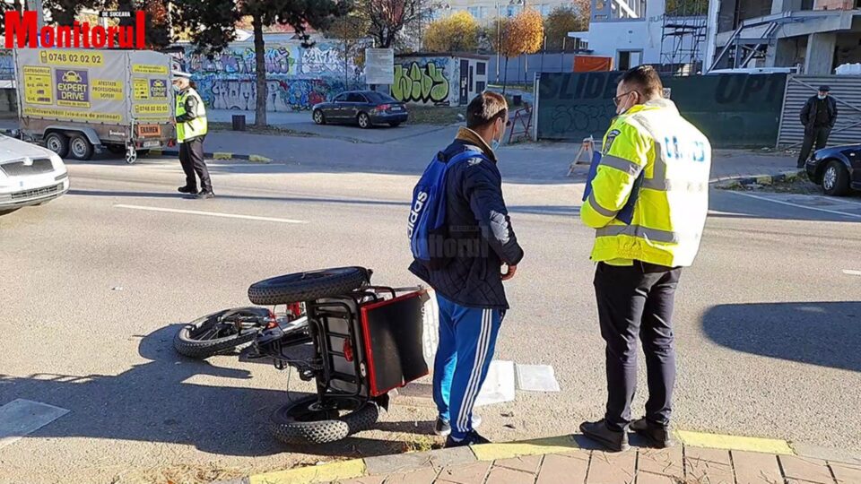 Tânăr cu handicap, care face livrări la domiciliu, acroșat de o șoferiță care nu i-a dat prioritate