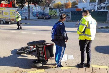 Tânăr cu handicap, care face livrări la domiciliu, acroșat de o șoferiță care nu i-a dat prioritate