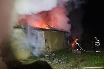 Și-a incendiat propria casă, care a ars ca o torță