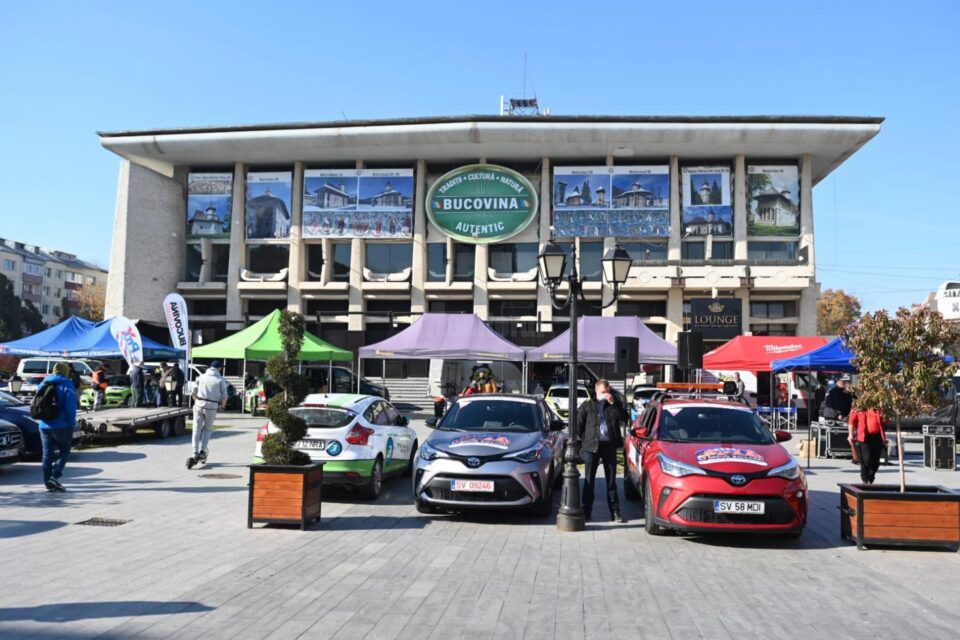 Expoziție de mașini de curse în centrul Sucevei, înainte de etapa specială a Raliului Bucovinei - foto Artistul