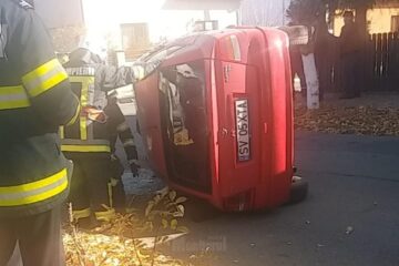 Opelul răsturnat în urma coliziunii din intersecție