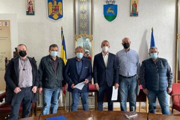 Ștefan Mandachi, Marius Ursaciuc, Cornel Dediu și reprezentanții Bohemia Construct, la lansarea campaniei „1 cm de spital”