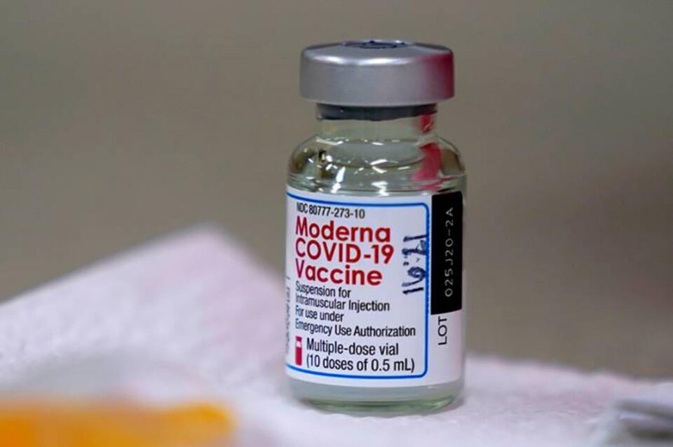 Persoanele vaccinate cu Moderna vor primi a treia doză din acest vaccin la jumătate, de la 1 noiembrie Foto rfi.ro Persoanele vaccinate cu Moderna vor primi a treia doză din acest vaccin la jumătate, de la 1 noiembrie Foto rfi.ro