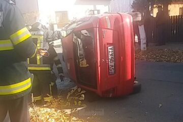 Opelul răsturnat in urma impactului din intersecție