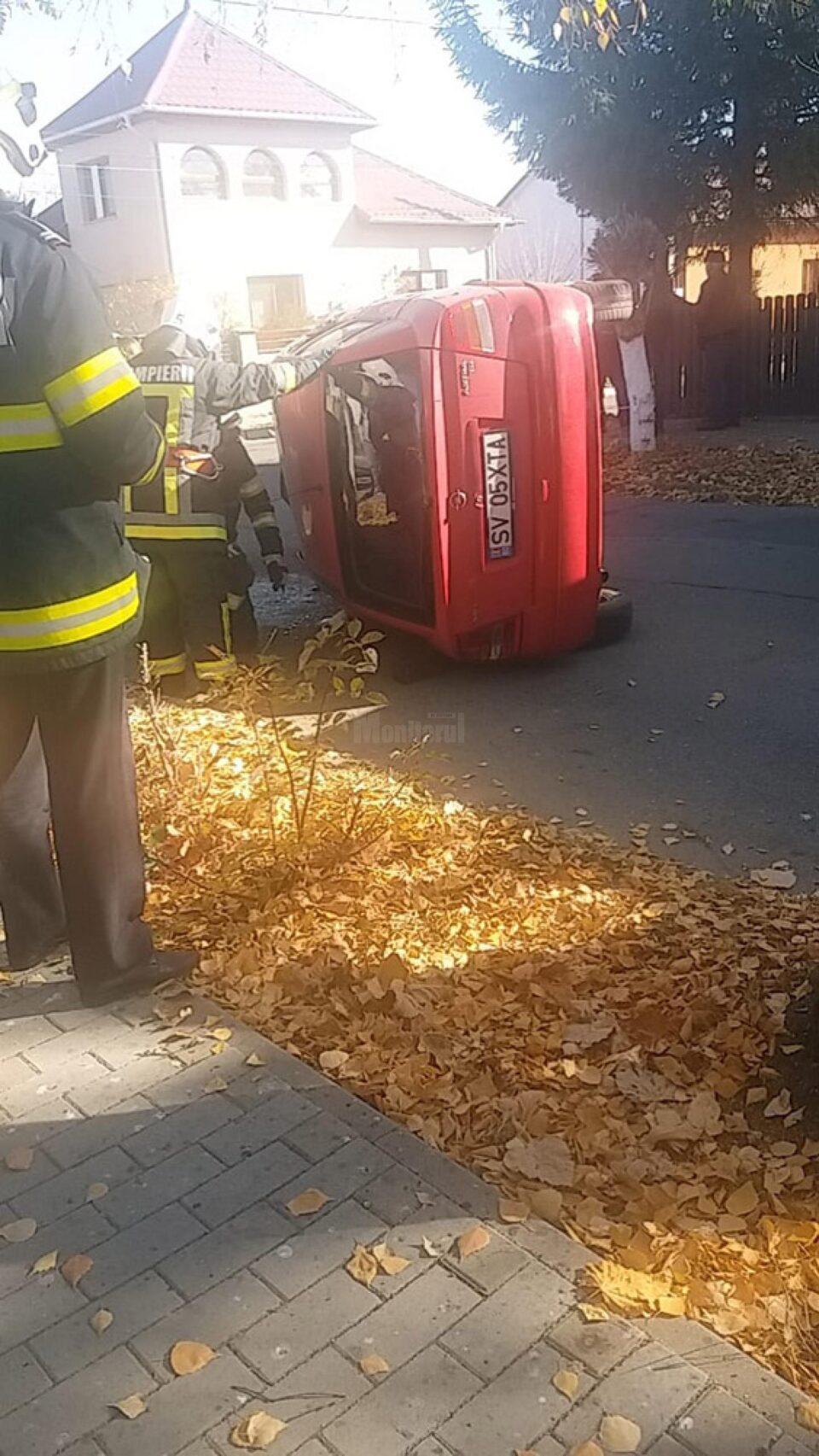 Opelul răsturnat in urma impactului din intersecție