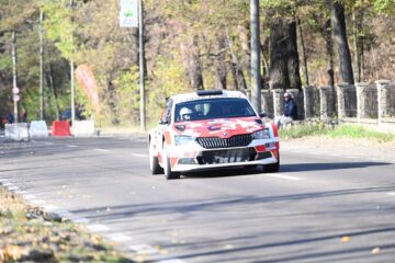 Viteză, mașini tunate, vuiet de motoare și curbe periculoase, pe drumul spre Cetatea de Scaun a Sucevei