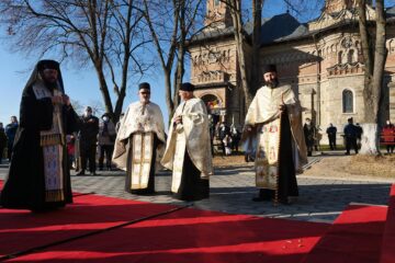 PS Damaschin și preoții la slujba de sfințire a noului Altar de Vară