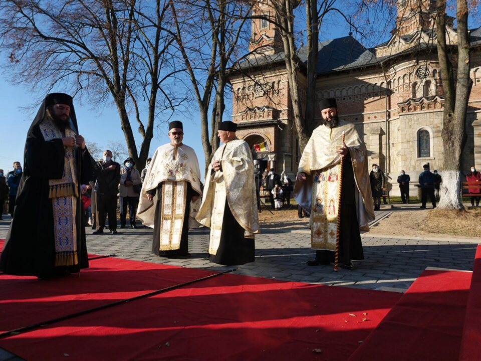PS Damaschin și preoții la slujba de sfințire a noului Altar de Vară