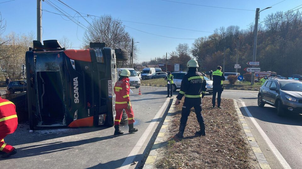 Autotren răsturnat