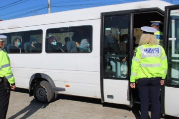 Poliția a verificat modul în care se poartă masca de protecție mijloacele de transport