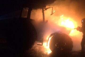 Un tractor a luat foc în timp ce efectua lucrări agricole