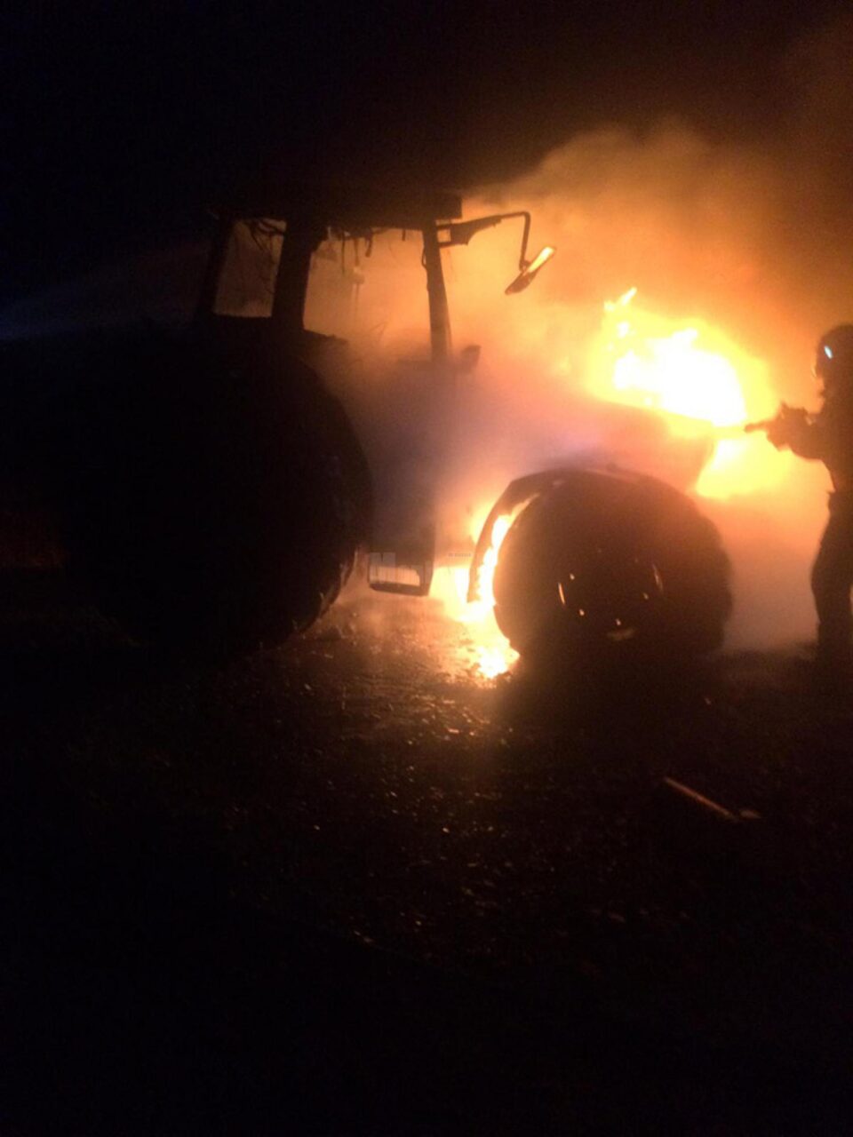 Un tractor a luat foc în timp ce efectua lucrări agricole