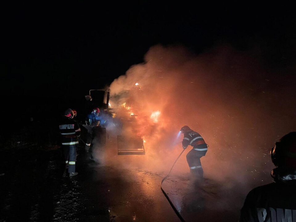 Tractor de 25.000 de euro, mistuit de foc pe ogor