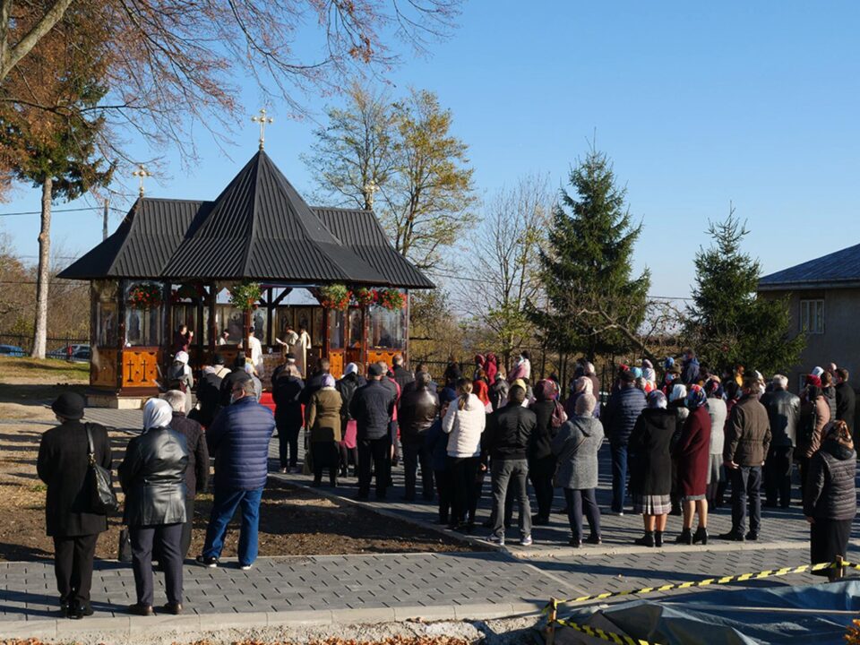 Noul altar de vară în curtea bisericii din Fântâna Mare