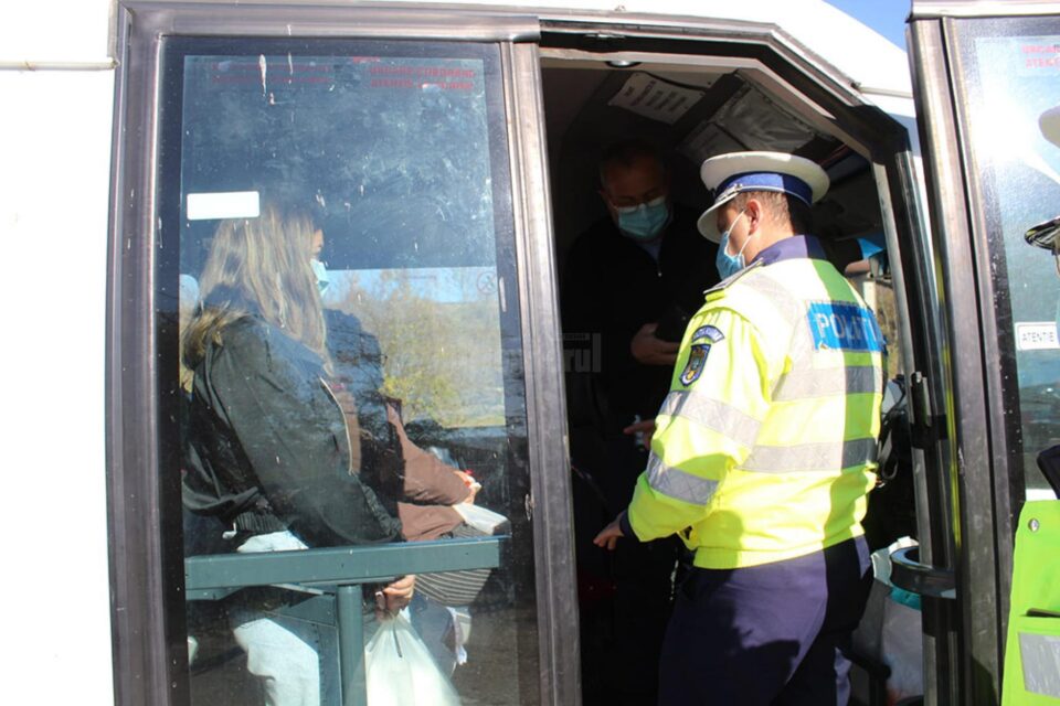 Poliția a verificat modul în care se poartă masca de protecție mijloacele de transport