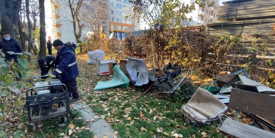 Adăpost ilegal de câini amenajat între blocuri, desființat de Primăria Suceava