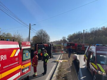 Vehicul greu care transporta asfalt, răsturnat, ieri, pe strada Traian Vuia